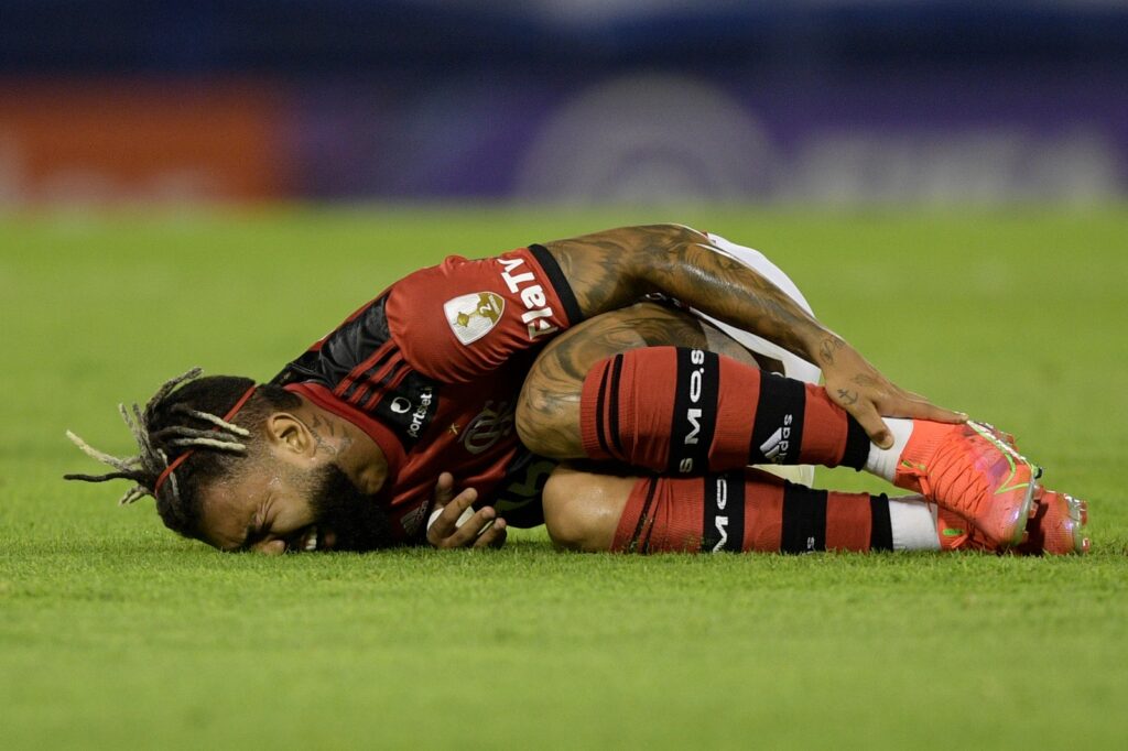 Gabriel Barbosa, do Flamengo, reage após se machucar durante partida entre Vélez Sarsfield e Flamengo