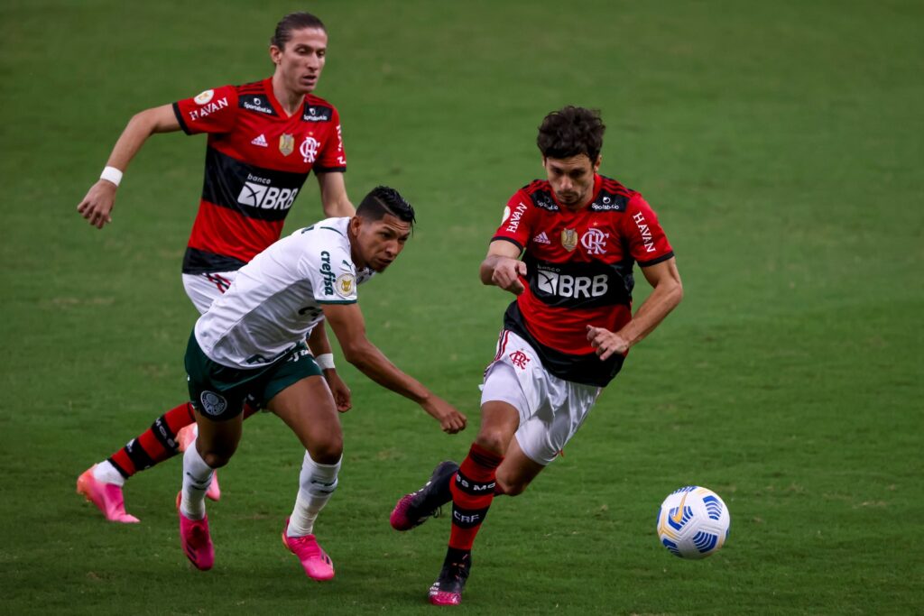 Filipe Luis (L) e Rodrigo Caio, do Flamengo, brigam pela bola com Rony, do Palmeiras, durante a partida entre Flamengo e Palmeiras pelo Brasileirão 2021