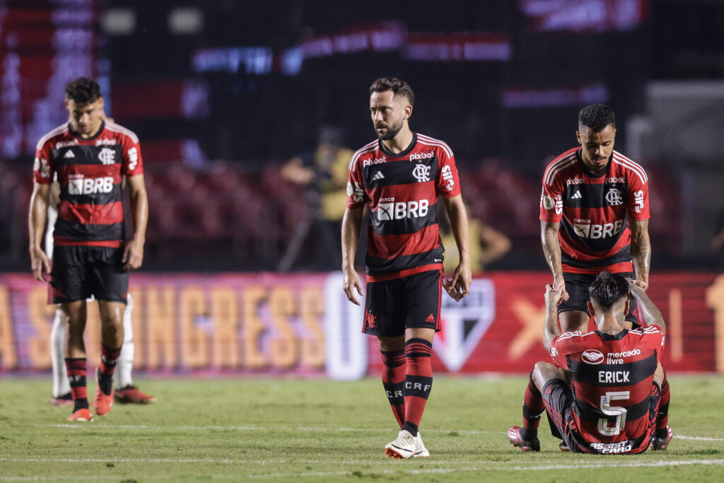 Everton Ribeiro desapontado, ao lado de Victor Hugo e Pulgar, após a derrota para o São Paulo no Brasileirão 2023