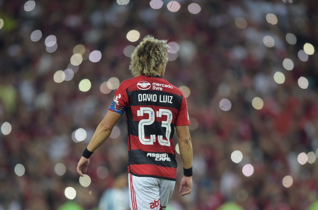 David Luiz, alvo do Vitória, em ação pelo Flamengo