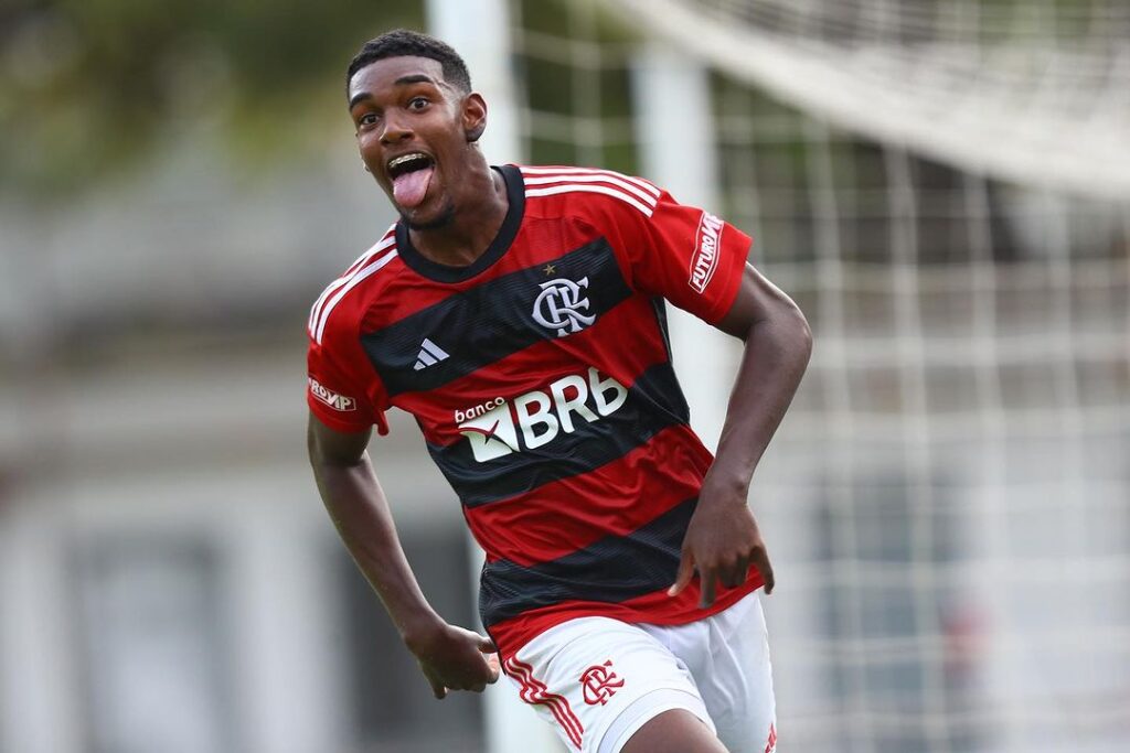 Felipe Lima, joia do Flamengo, em ação pela base rubro-negra