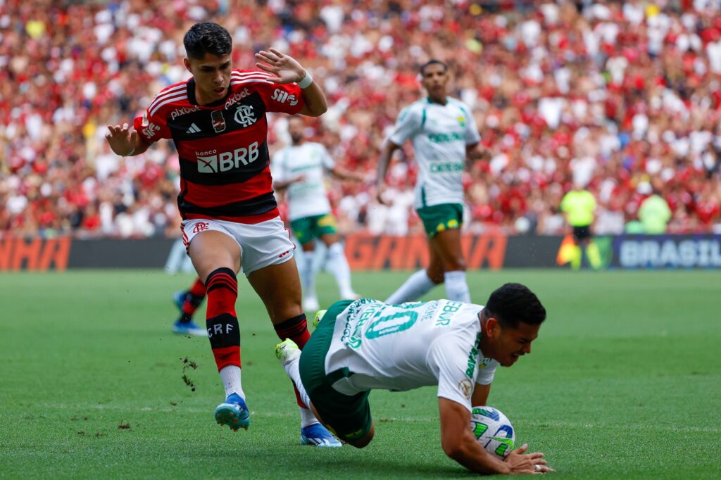 Luiz Araújo, do Flamengo, derruba Rikelme, do Cuiabá, em jogo pela 37ª rodada do Brasileirão 2023