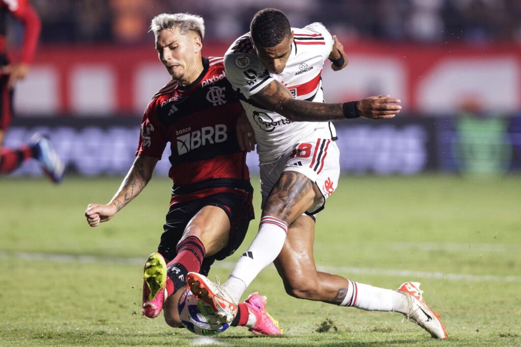 Guillermo Varela, do Flamengo, intercepta finalização de Caio Paulista, do São Paulo, em jogo pelo Brasileirão 2023
