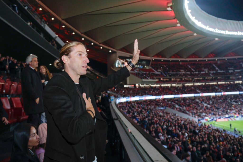 Filipe Luís é ovacionado pelos torcedores do Atlético de Madrid