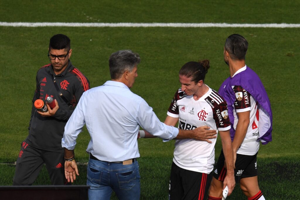 O técnico do Flamengo, Renato Gaúcho, cumprimenta Filipe Luis (R), que deixou o campo após uma lesão durante a final do Campeonato Brasileiro de Futebol da Copa Libertadores contra o Palmeiras