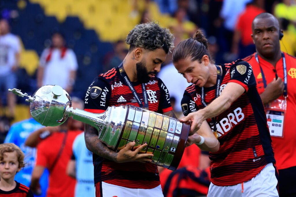 Gabriel Barbosa e Filipe Luís, do Flamengo, conferem o troféu após vencerem a final da Copa CONMEBOL Libertadores 2022 entre Flamengo e Athletico Paranaense