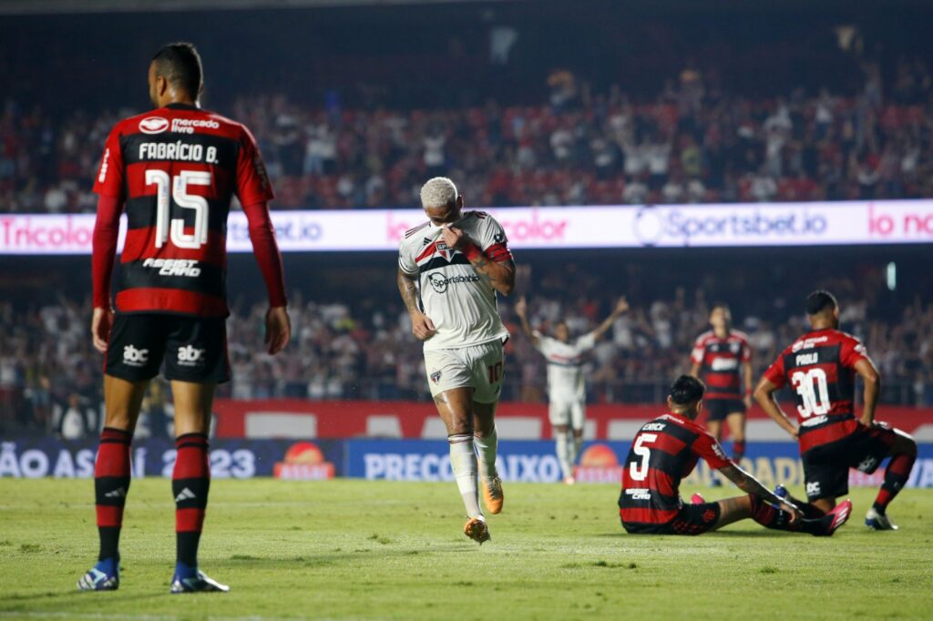 Jogadores do Flamengo reagem a gol do São Paulo no Morumbi. Folha salarial do Flamengo deve ser de R$ 435 mi em 2023; clube hoje é quem mais gasta com futebol no Brasil, diferentemente de 2018