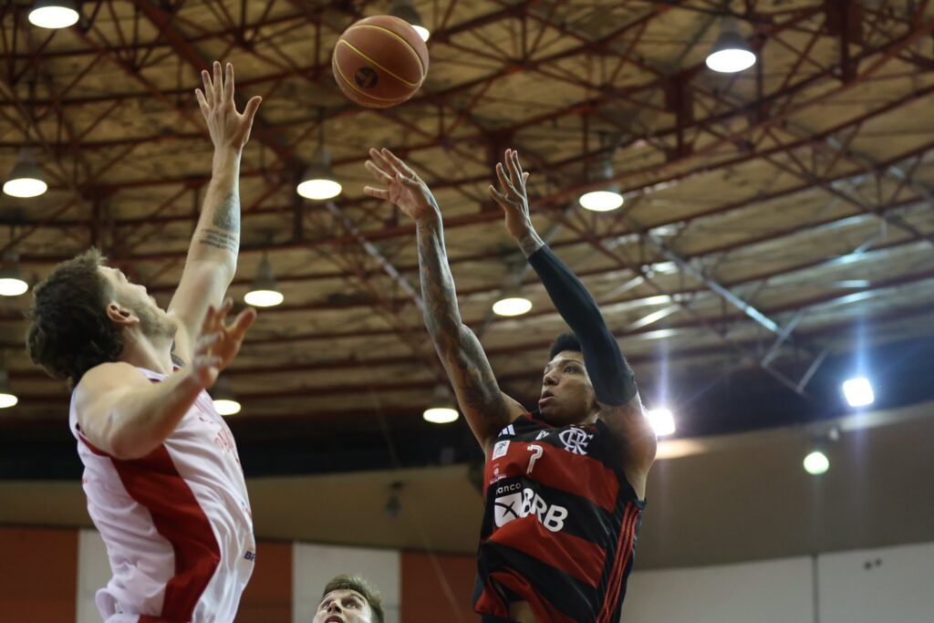 Didi Louzada arremessa em vitória do Flamengo; Rubro-Negro venceu o Paulistano pelo NBB