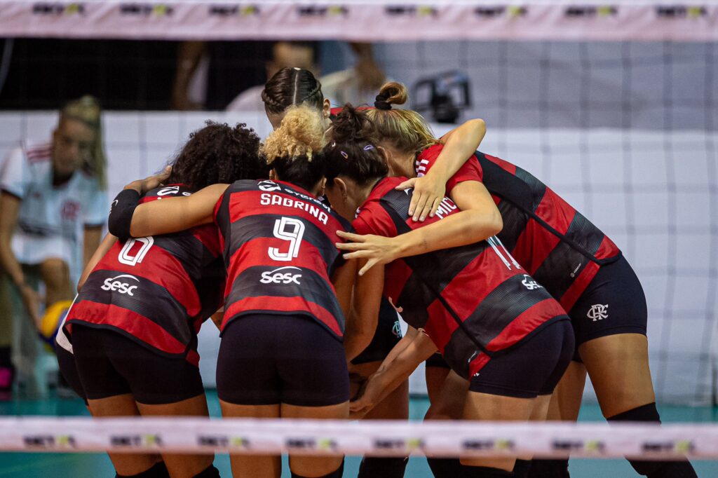 Time de vôlei feminino do Flamengo se reúne no centro da quadra; time comandado por Bernardinho vence mais uma na Superliga