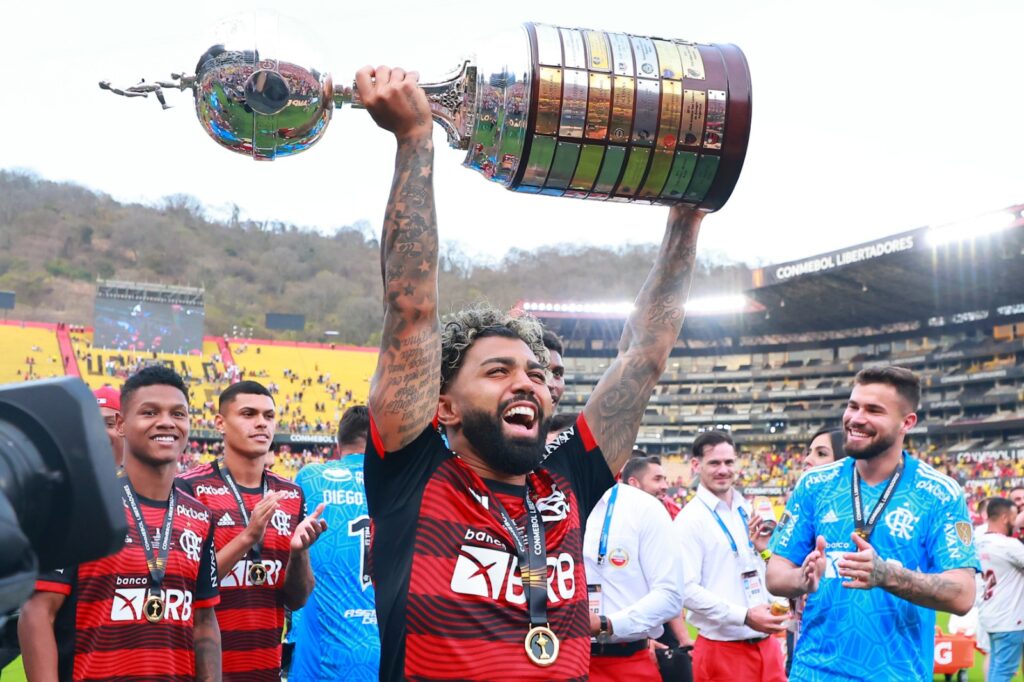 Gabriel Barbosa, do Flamengo, comemora com o troféu após vencer a final da Copa CONMEBOL Libertadores 2022 entre Flamengo e Athletico Paranaense