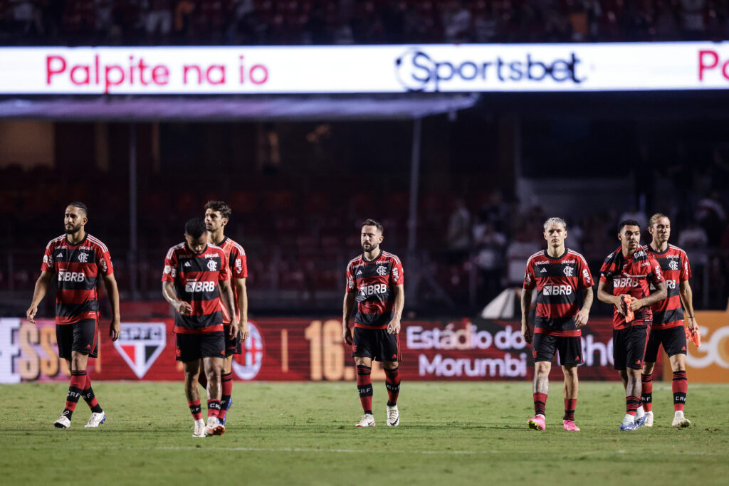 Jogadores do Flamengo no Morumbi após derrota para o São Paulo; Rubro-Negro não sabe o que é vencer na última rodada desde 2017