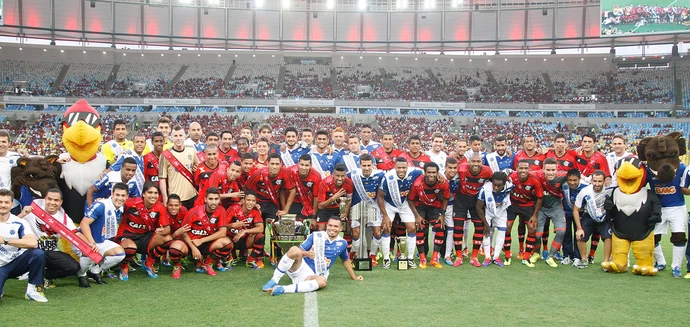 Jogadores de Flamengo e Cruzeiro posam com os troféus e faixas de campeão (Foto: Márcio Alves / Agência O Globo)