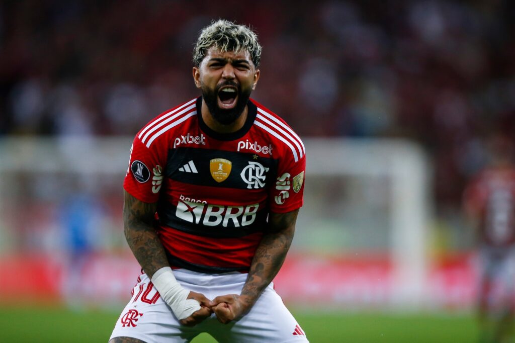 Gabriel Barbosa, do Flamengo, comemora o primeiro gol do time durante a partida de ida das oitavas de final da Copa CONMEBOL Libertadores entre Flamengo e Olimpia, no Estádio do Maracanã