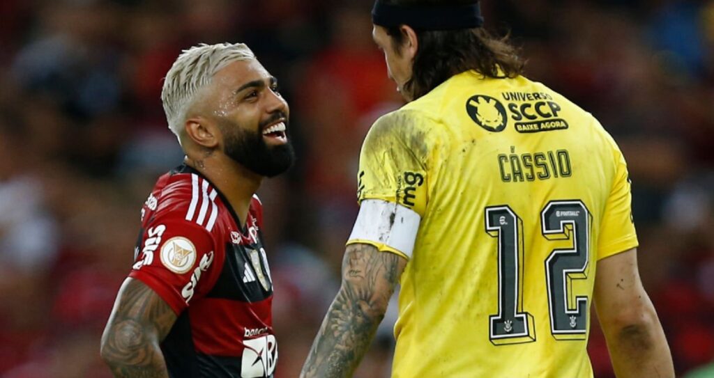 Gabigol e Cássio em jogo entre Flamengo e Corinthians