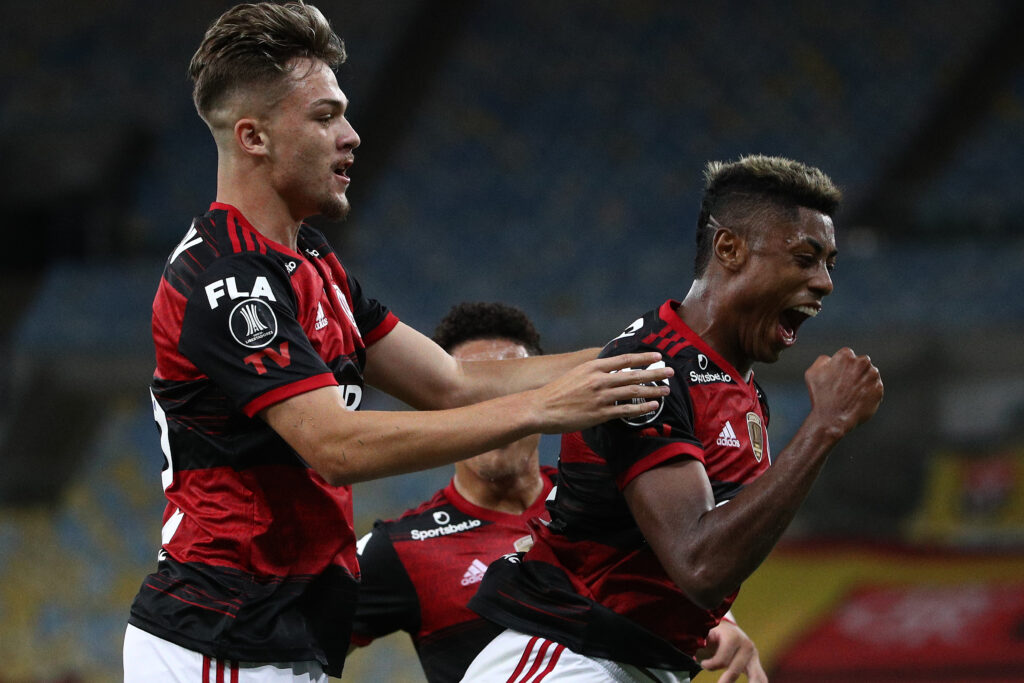 Gabriel Noga e Bruno Henrique comemoram gol do Flamengo; zagueiro está na mira do Volta Redonda