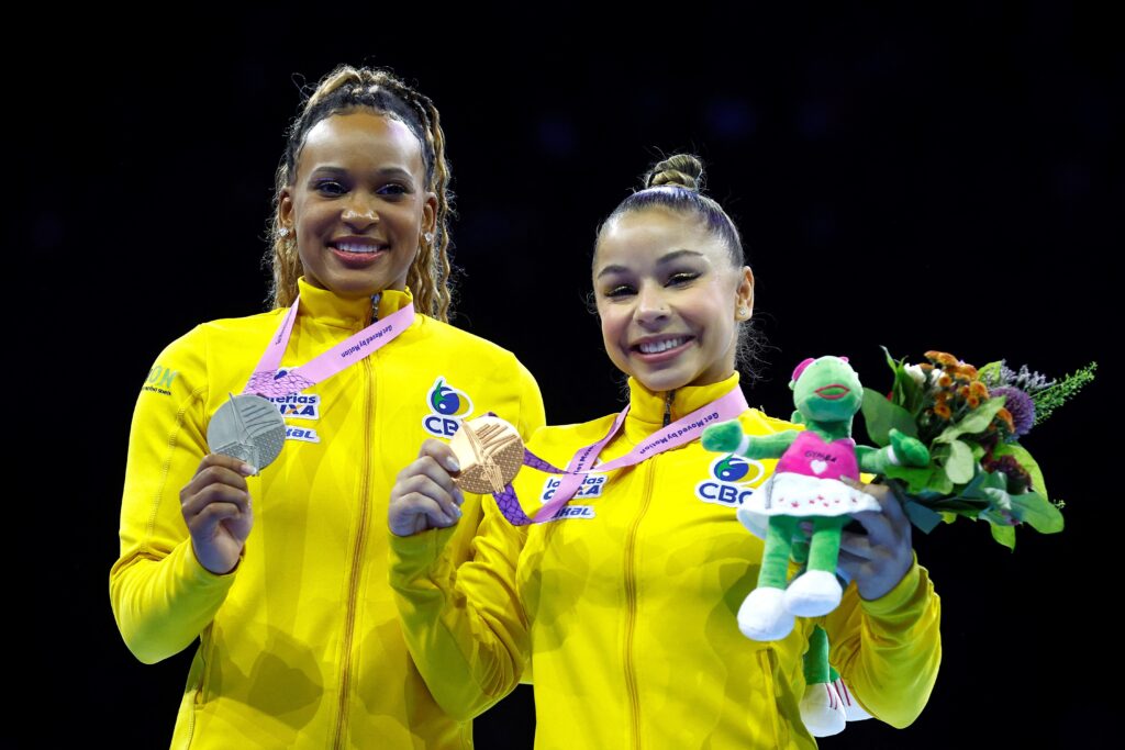 Rebeca Andrade e Flávia Saraiva, atletas do Flamengo, exibem medalhas do Mundial de Ginástica Artística 2023