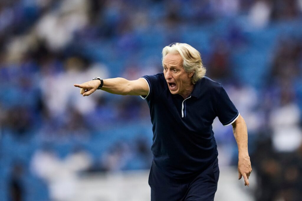 O técnico Jorge Jesus, ex-Flamengo e atualmente no Al Hilal Saudi FC, gesticula durante a partida de futebol da Saudi Pro League entre Al Hilal Saudi FC e Al Faiha