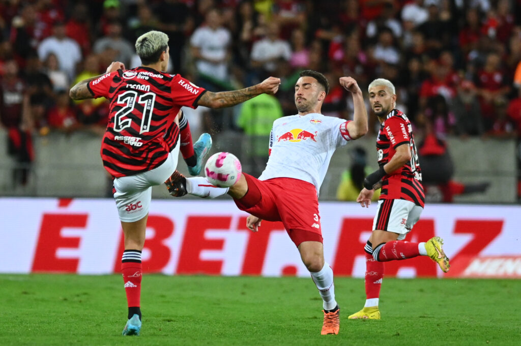 Léo Ortiz divide bola com jogadores do Flamengo; zagueiro deve reforçar o rubro-negro em 2024