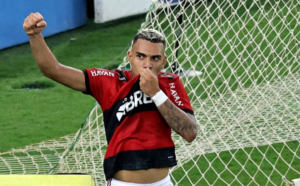 matheuzinho comemora gol pelo flamengo