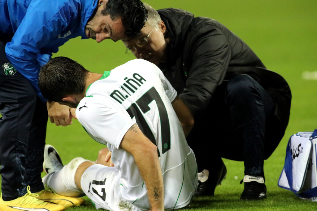 Matías Viña no momento da lesão no joelho pelo Sassuolo