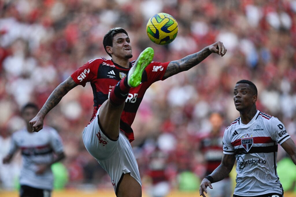 Flamengo e São Paulo se enfrentam nesta quarta (6), pela 38ª rodada do Campeonato Brasileiro; veja onde assistir e a provável escalação