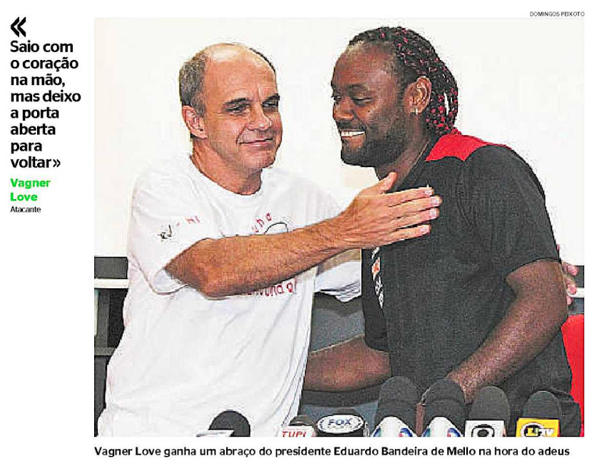 Vagner Love ganha um abraço do presidente Eduardo Bandeira de Mello na hora do adeus ao Mengo (Foto: Domingos Peixoto)Jornal Extra 13/01/2013