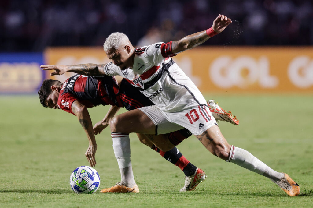 Ayrton Lucas e Luciano em disputa no São Paulo x Flamengo pelo Brasileirão 2023, veja melhores momentos