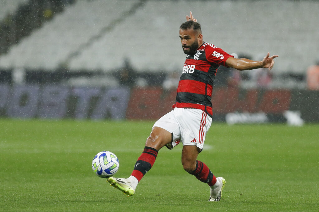 Thiago Maia, alvo do Corinthians, em ação pelo Flamengo