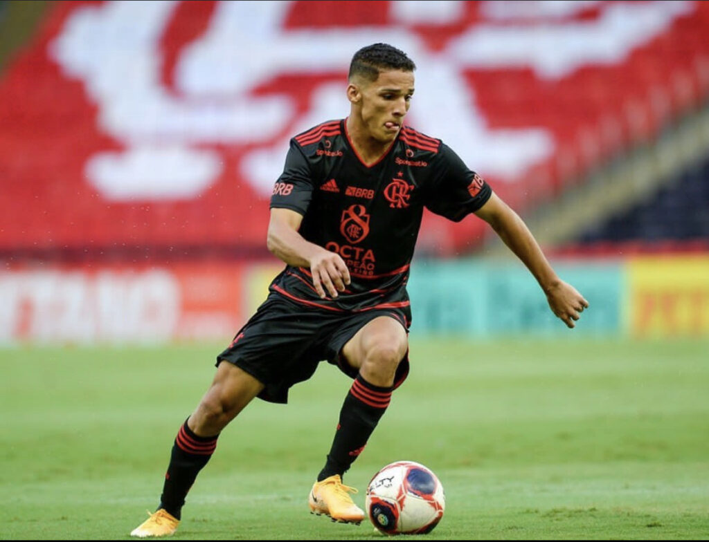 Thiaguinho, da base do Náutico , em ação pelo Flamengo