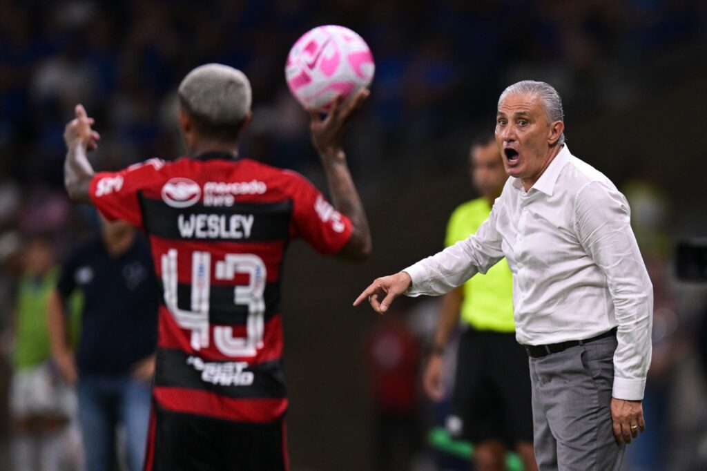 Tite, técnico do Flamengo, reage durante partida entre Cruzeiro e Flamengo no Brasileirão 2023
