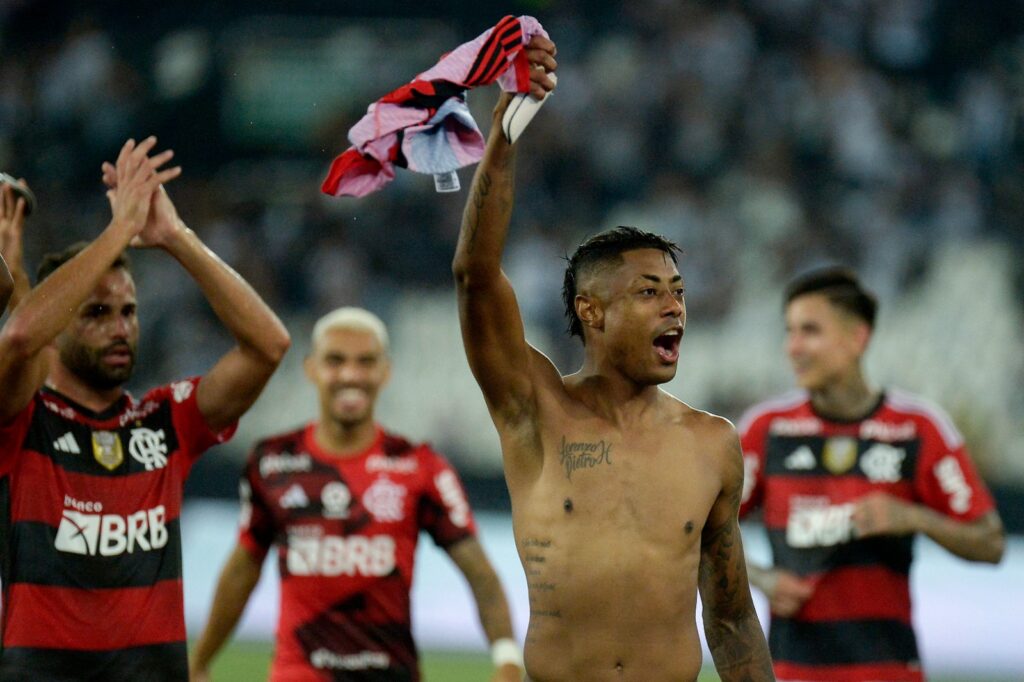 Bruno Henrique, do Flamengo, comemora após vitória do time na partida entre Botafogo e Flamengo pelo Campeonato Brasileiro 2023