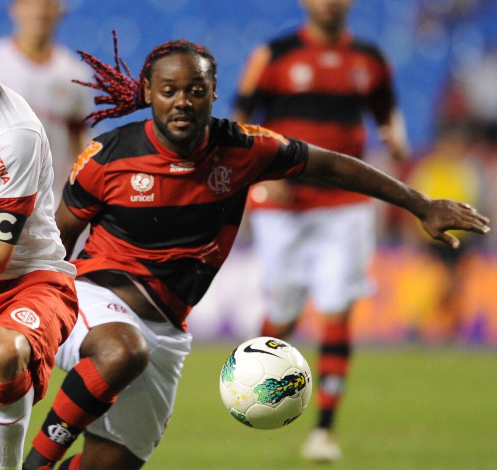 Vagner Love (R), do Flamengo, disputa a bola com Pablo Guinazu, do Internacional, durante partida do Brasileirão, no estádio João Havelange, no Rio de Janeiro