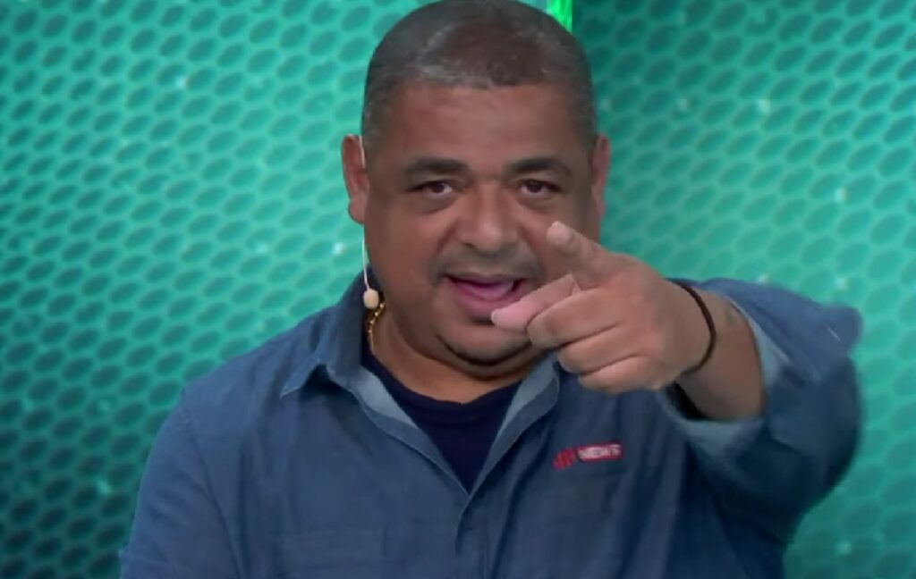 Vampeta em programa da Jovem Pan aponta dedo em diração à câmera; ex-jogador falou sobre situação de Gabigol no clube