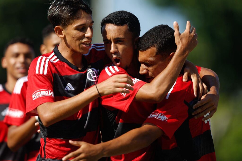 Victor Hugo, Matheus Gonçalves, Petterson e Werton em ação pelo Flamengo