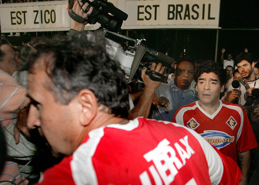 Zico e Maradona entrando em campo para o Jogo das Estrelas de 2005