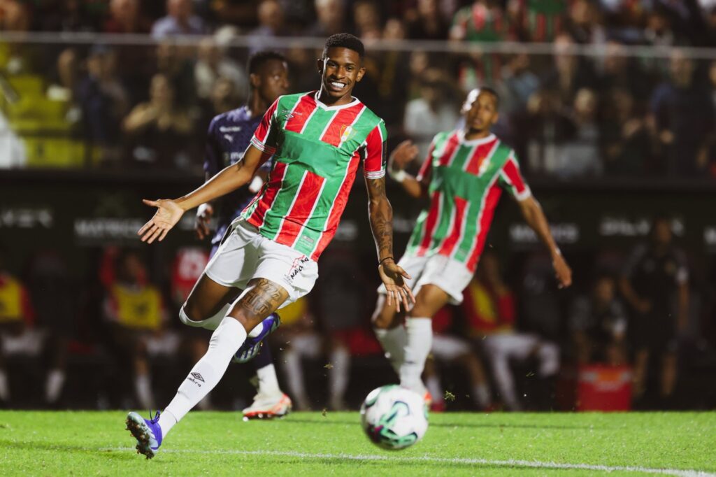 André Luiz, cria do Flamengo comemora gol pelo Estrela da Amadora; jogador está na mira do Bragantino