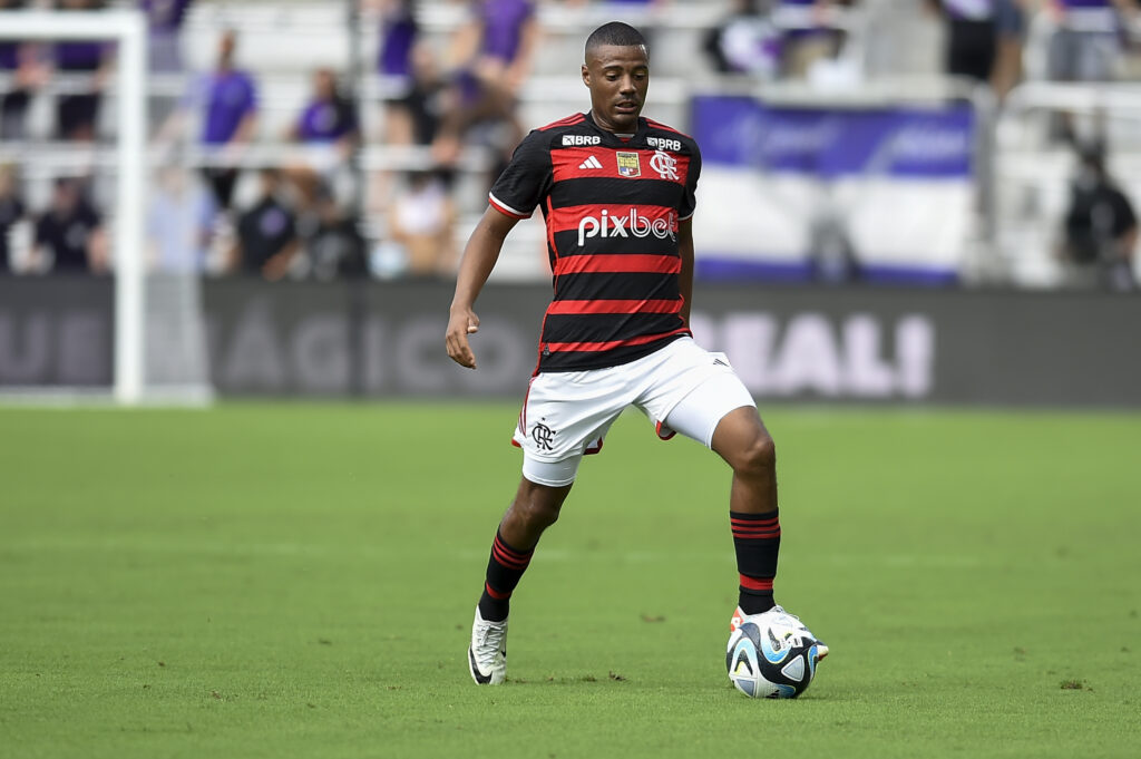 De La Cruz em campo em Flamengo x Orlando City; Falso nove destrincha fragilidades defensivas do meia no time titular