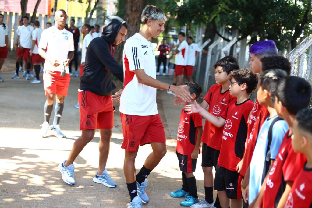 Jogadores do Flamengo atendem crianças após treinamento da Copinha