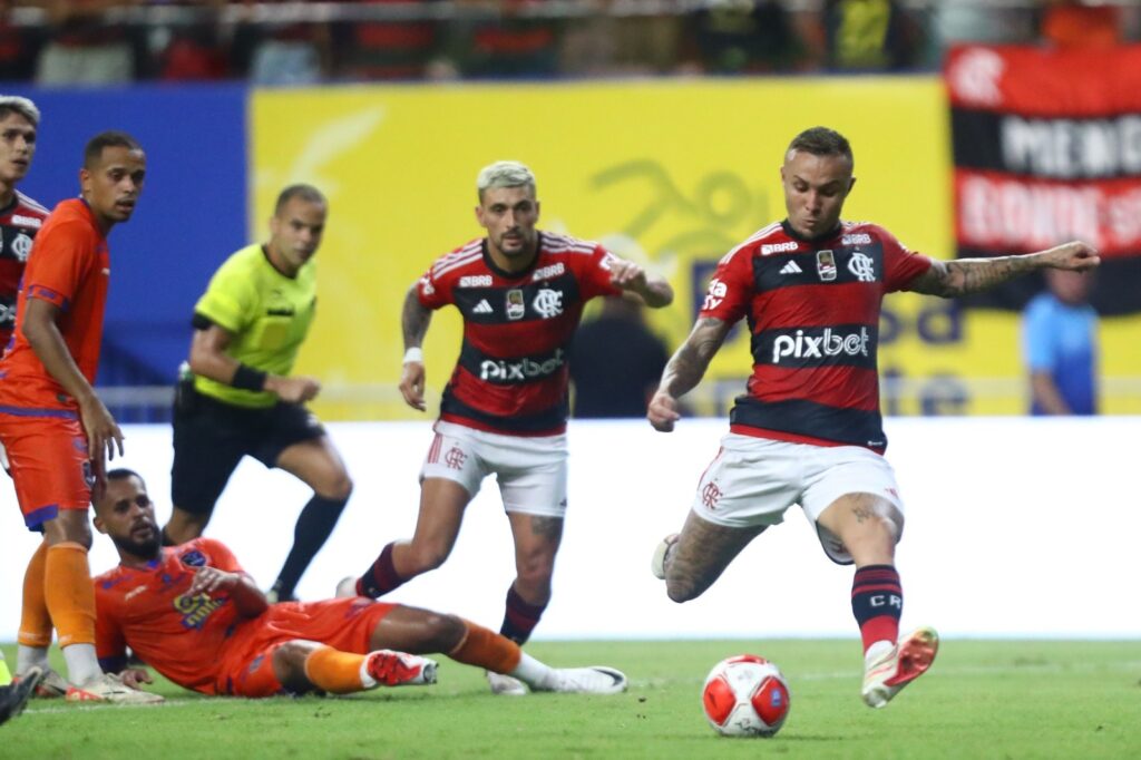 Everton Cebolinha chutando para marcar gol do Flamengo sobre Audax, pelo Carioca