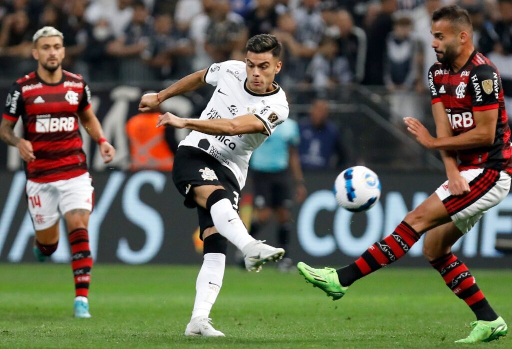 Fausto Vera arrisca chute em jogo contra o Flamengo e com marcação de Thiago Maia