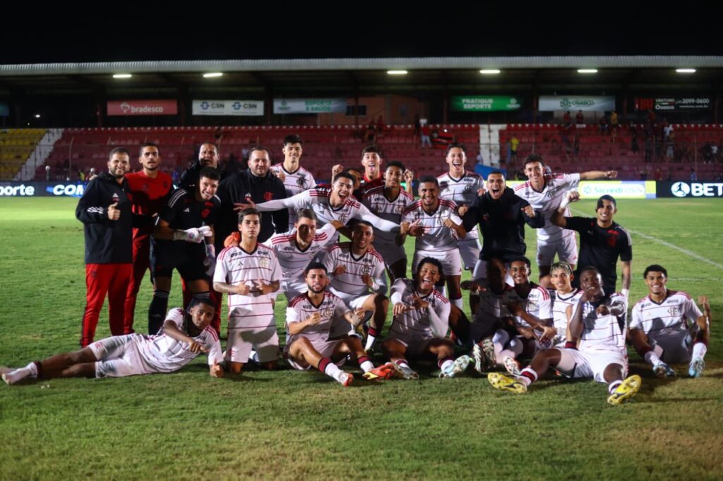 Time Flamengo comemora vitória na Copinha; Garotos do Ninho venceram Botafogo-SP