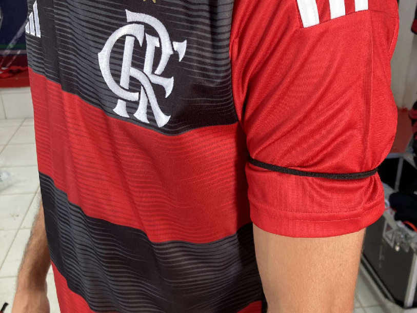 Faixa na manda da camisa do Flamengo usaada para homenagear Denir, lendário massagista do Flamengo e ídolo