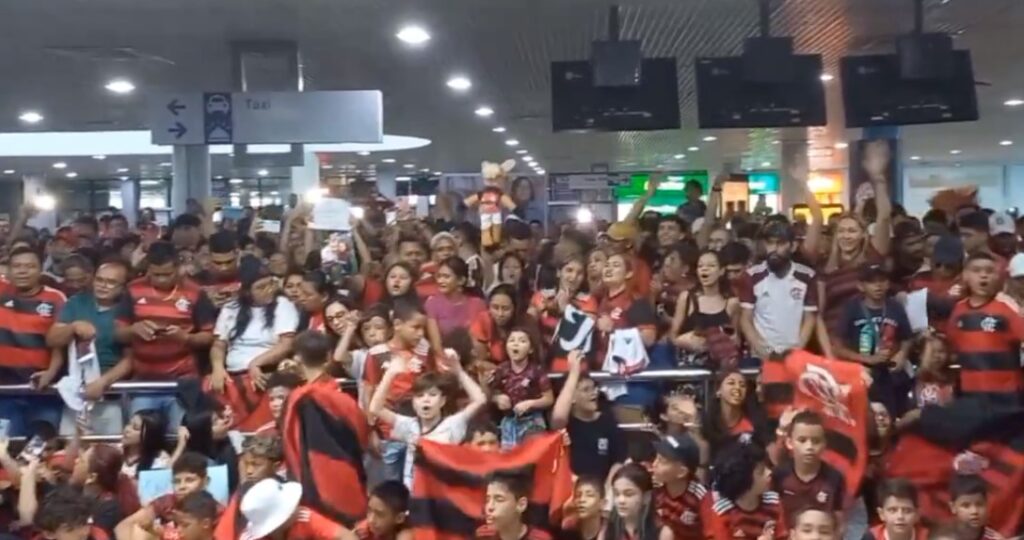 Torcida do Flamengo lota o aeroporto de Manaus para receber o time