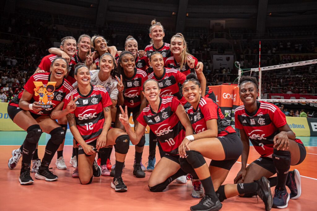 Time de vôlei feminino do Flamengo posa para foto após mais uma vitória na Superliga