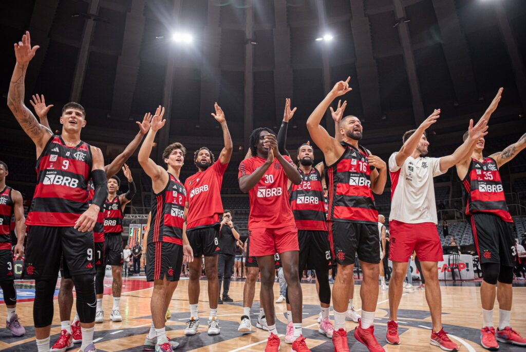Jogadores do Flamengo comemoram com a torcida após vitória no NBB; Ingressos à venda para partida contra Bauru pela Copa Super 8
