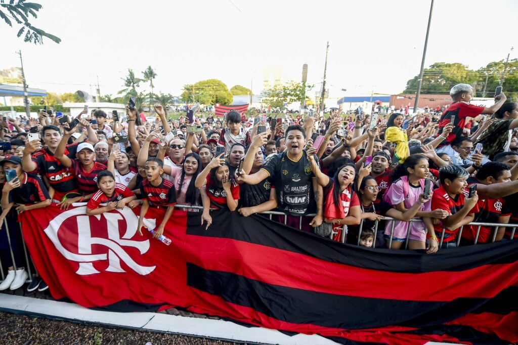 Torcida do Flamengo recebe time com festa em Manaus