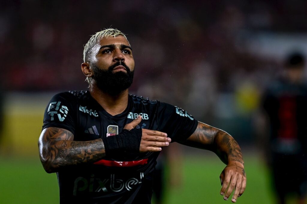 Gabigol bate no peito ao comemorar gol em Sampaio Corrêa x Flamengo; lube negocia novo patrocínio para a manga, onde estampa a marca Fla TV até novo acordo