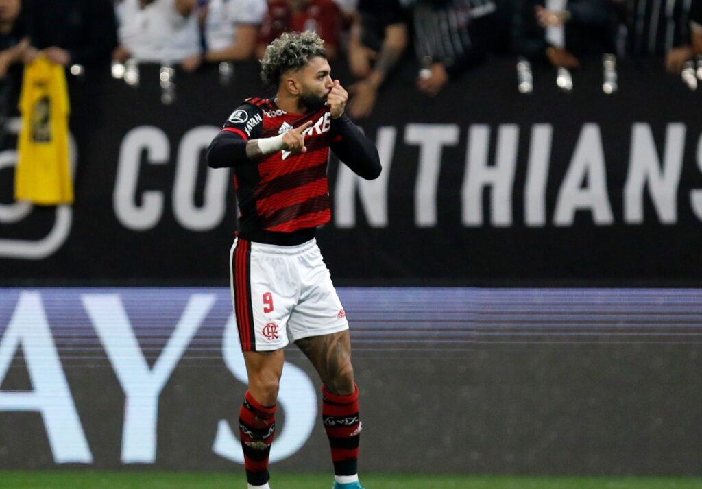Gabigol beija escudo do Flamengo e comemora gol diante dos torcedores do Corinthians