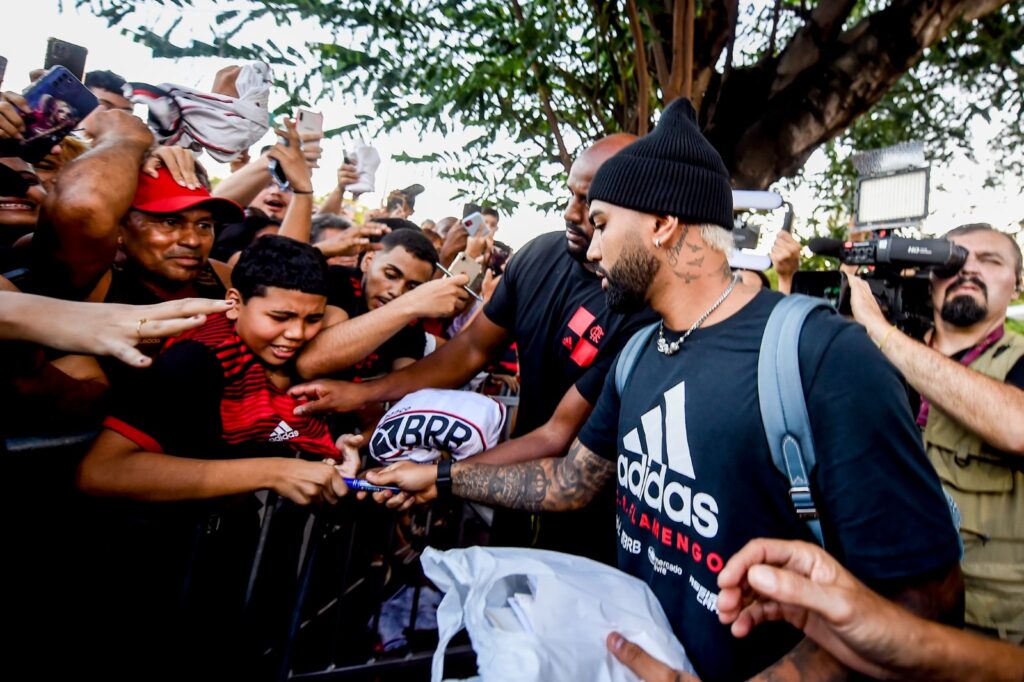 Gabigol atende torcedores do Flamengo na porta do hotel; atacante fez alegria de crianças antes de Flamengo x Audax