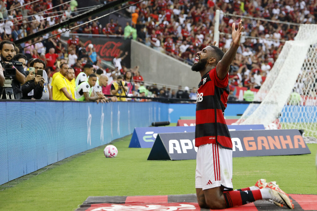 Gerson comemora gol do Flamengo no Maracanã; Clube está próximo de acordo para vender placas de publicidade nos jogos